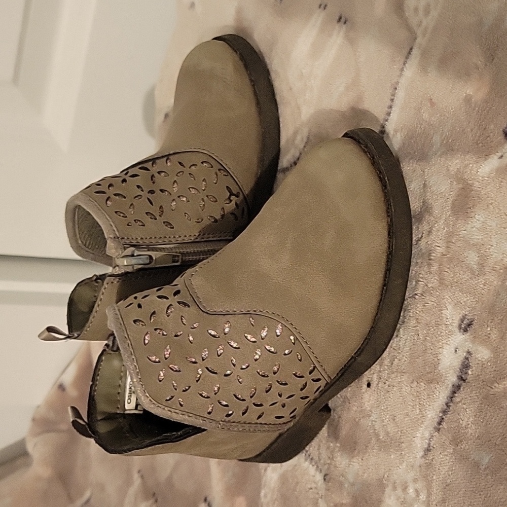 Stylish Gray Ankle Boots with Cutout Design